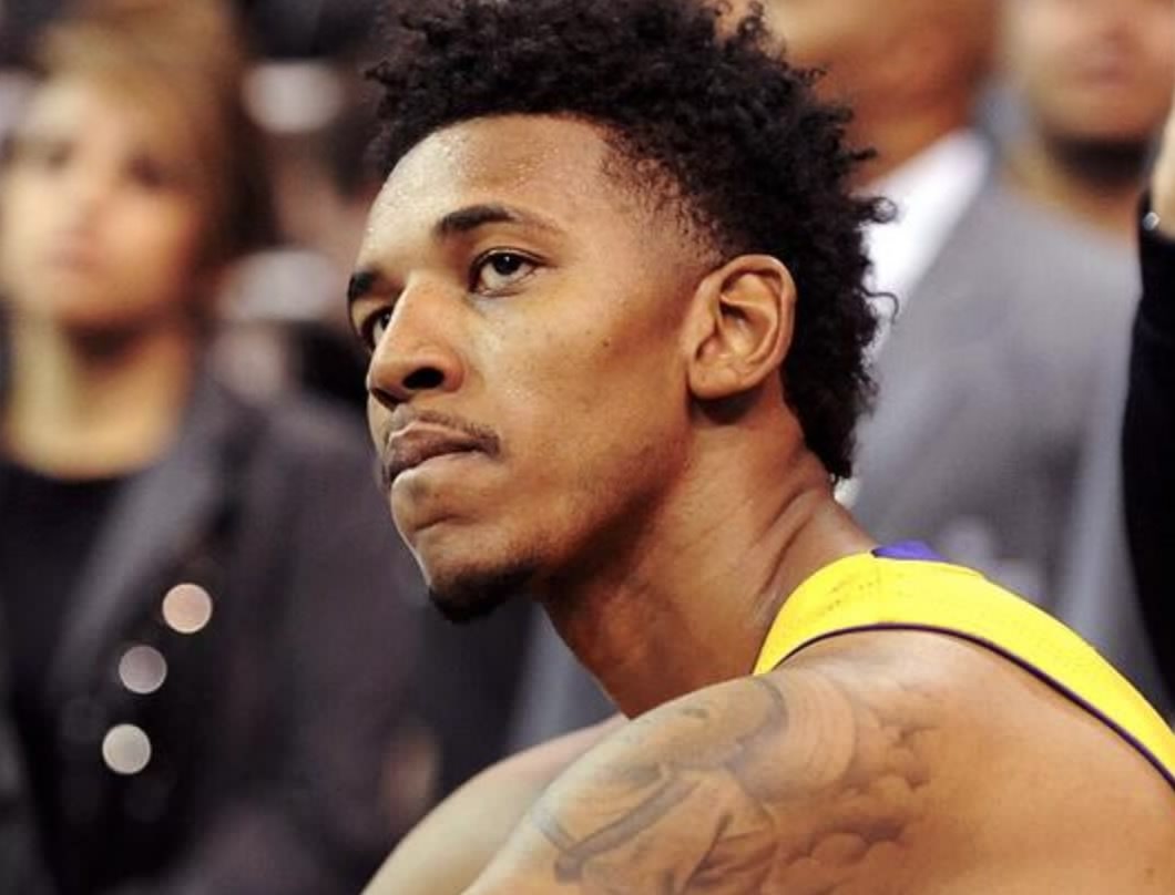 斯帕伊奇庆祝足协杯夺冠：为奖杯感到自豪，更为球队感到骄傲（斯帕伊奇庆祝足协杯封王：奖杯令我自豪，球队更令我骄傲）