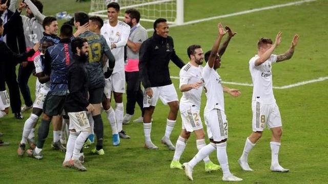 图片报：勒沃库森遭遇多次意外事件，到达曼市时已延误数小时（图片报：勒沃库森旅途中屡遇意外，抵达曼市已晚点数小时）