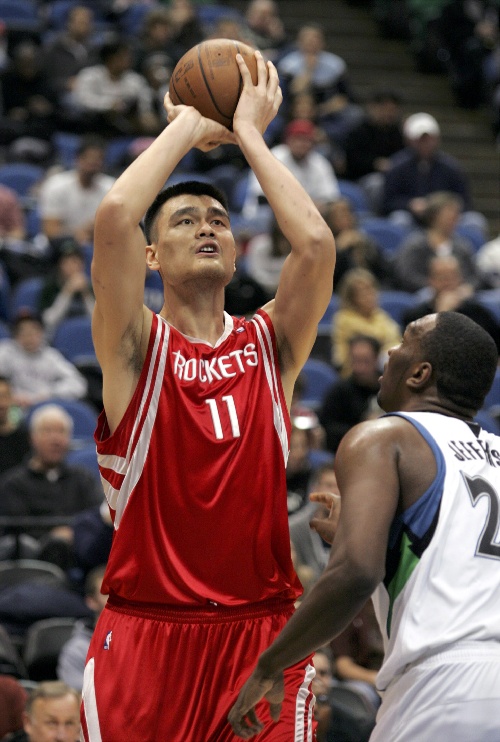 广东101-75江苏2喜1忧！萨姆纳王洪泽打成核心，2将纯废该弃用！（广东101-75轻取江苏，喜忧参半：萨姆纳与王洪泽坐稳核心位，两将表现低迷或应弃用）