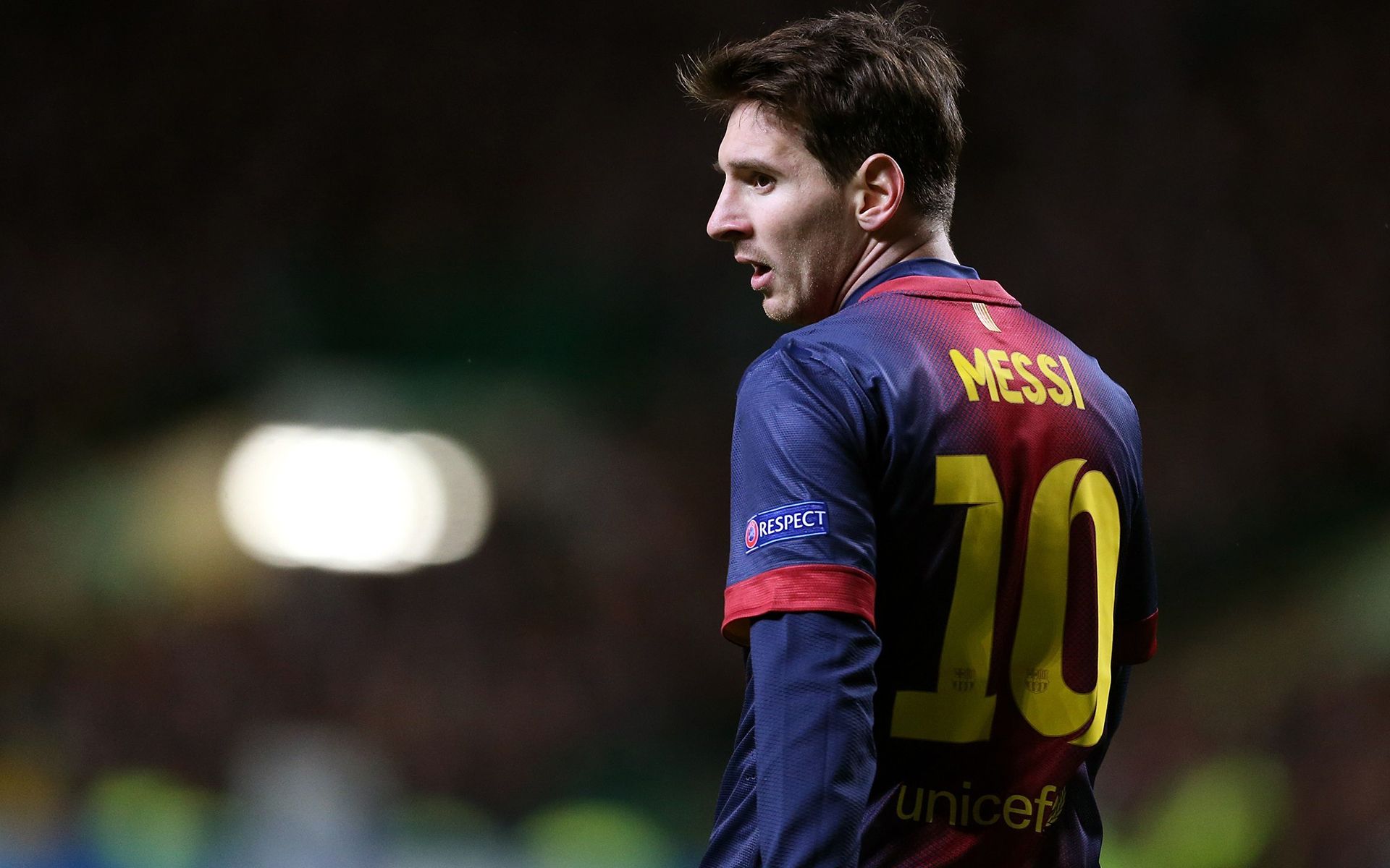 曼联客场不败创英超最长纪录，B费贡献2球1助攻，但防守漏洞明显，积分排名靠后。（曼联客场不败登顶英超纪录，B费2球1助抢眼，防守短板凸显、积分仍靠后）