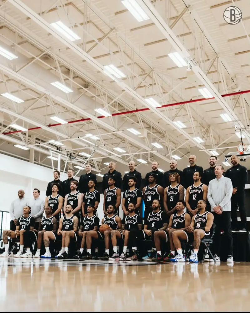 本泽马评选历史最佳阵容：（本泽马评出心目中历史最佳阵容）