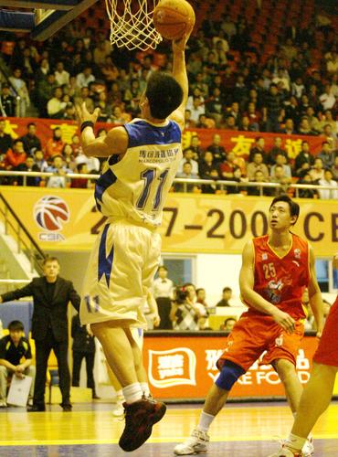 火箭状元秀哈登带队险胜国王（状元秀哈登率领火箭险胜国王）