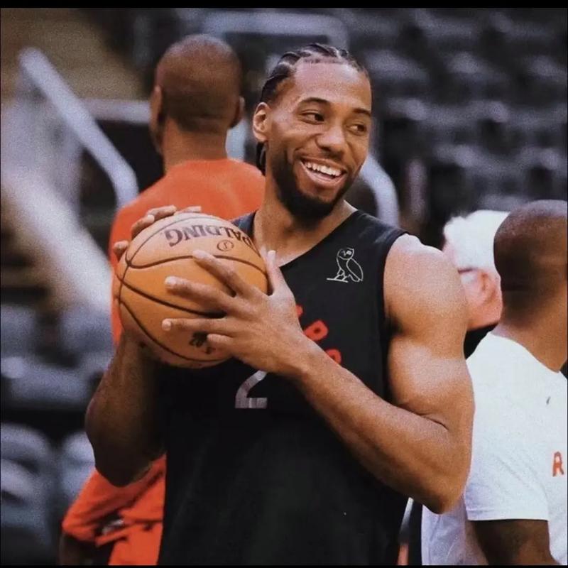 TA：因现代足球重视边路与攻防转换，菱形中场阵型已几乎绝迹（TA：现代足球偏重边路与攻防转换，菱形中场几乎消失）