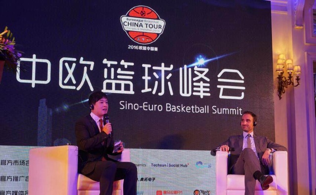 梅西在球场内与印度球迷挥手互动，之后活动因骚乱提前结束（梅西赛场向印度球迷挥手致意，现场骚乱致活动提前收场）